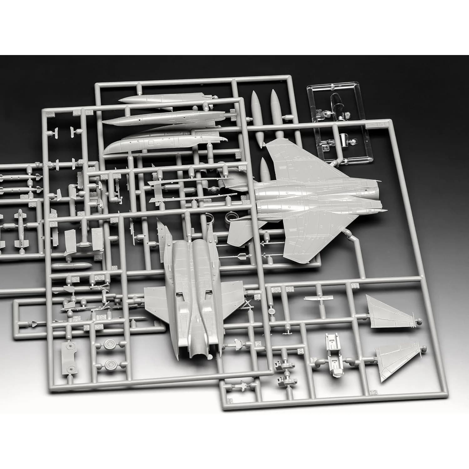 مجسم Revell للتركيب F-15E Strike Eagle بمقياس 1/144 (03972) — صورة 3
