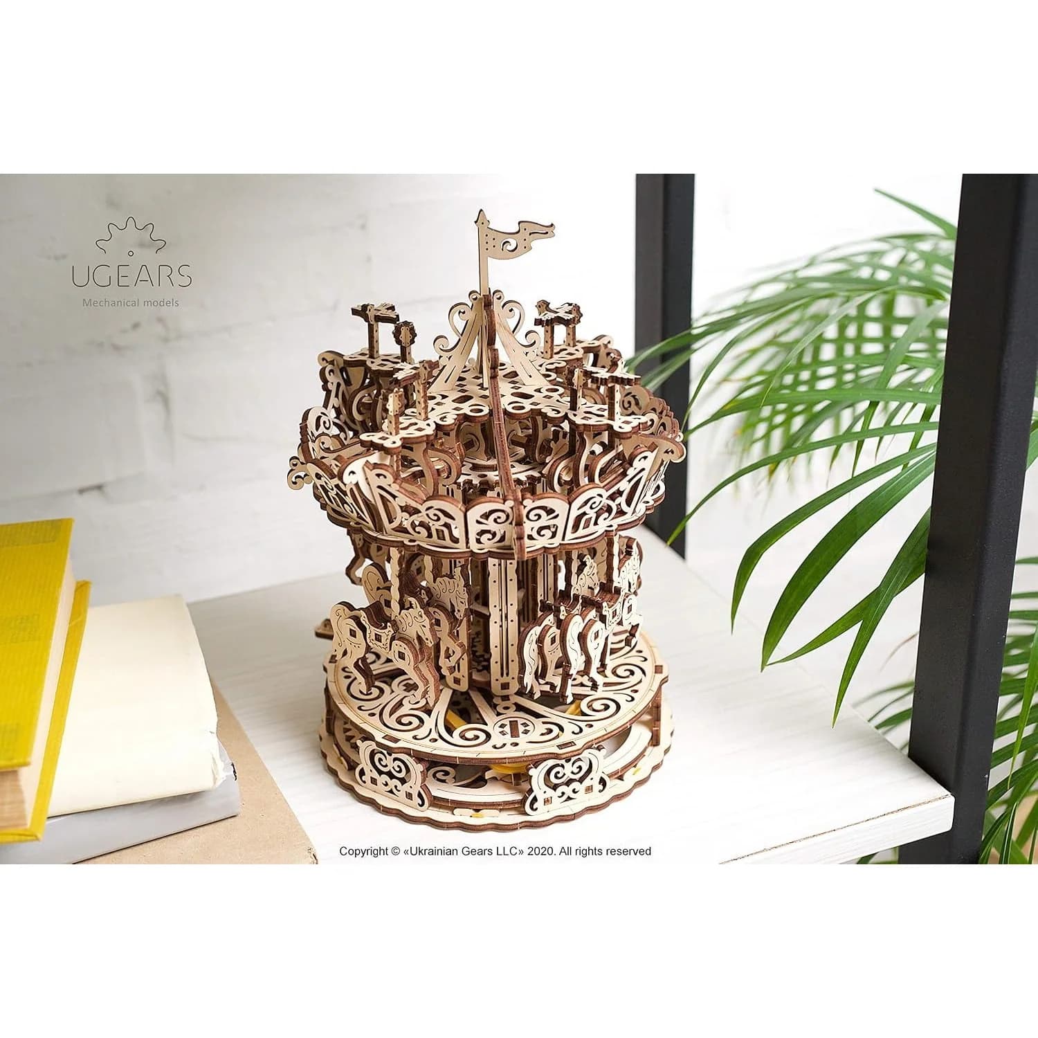 UGEARS كاروسيل خشبي ثلاثي الأبعاد، نموذج ميكانيكي (70129) — صورة 2